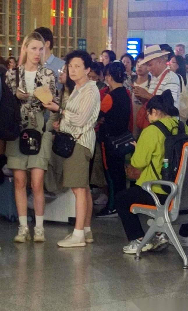 “Excuseme,youpictureme?”旁边传来一句生硬的中文