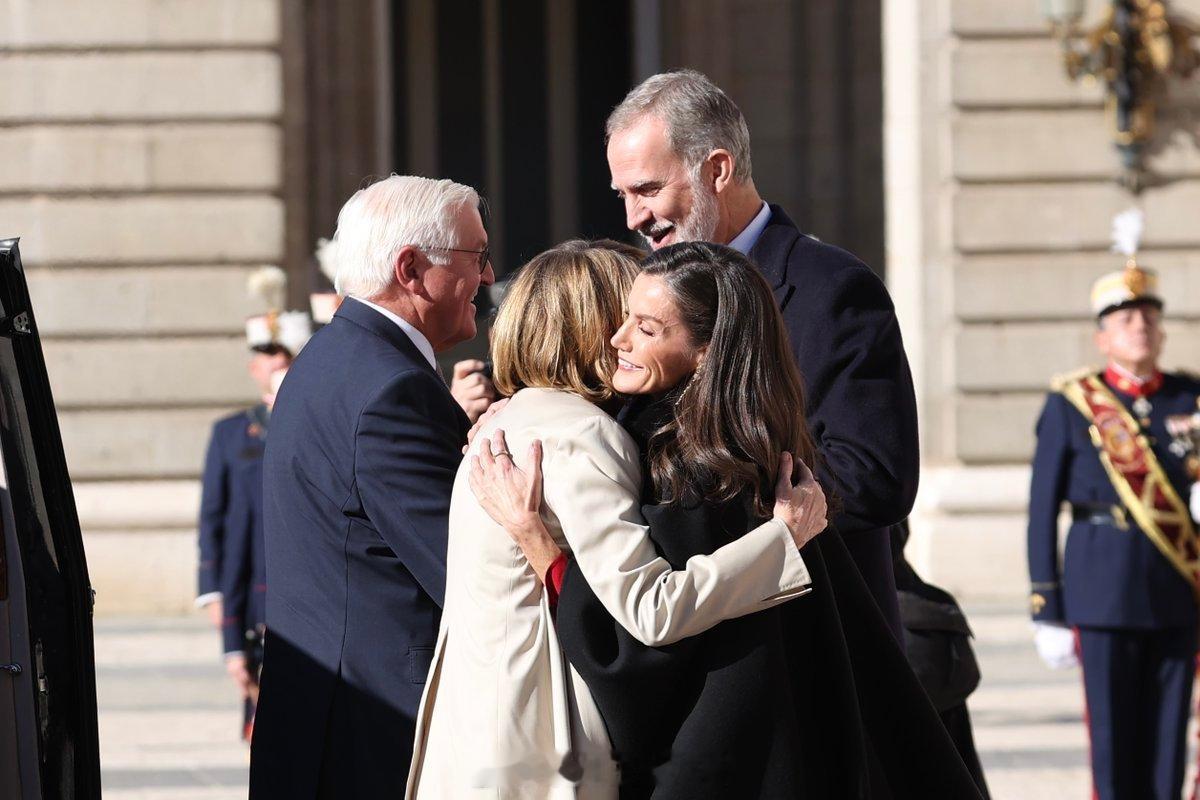 11.26德国国事访问西班牙小莱日间红裙来自the2ndskinco，黑色斗篷