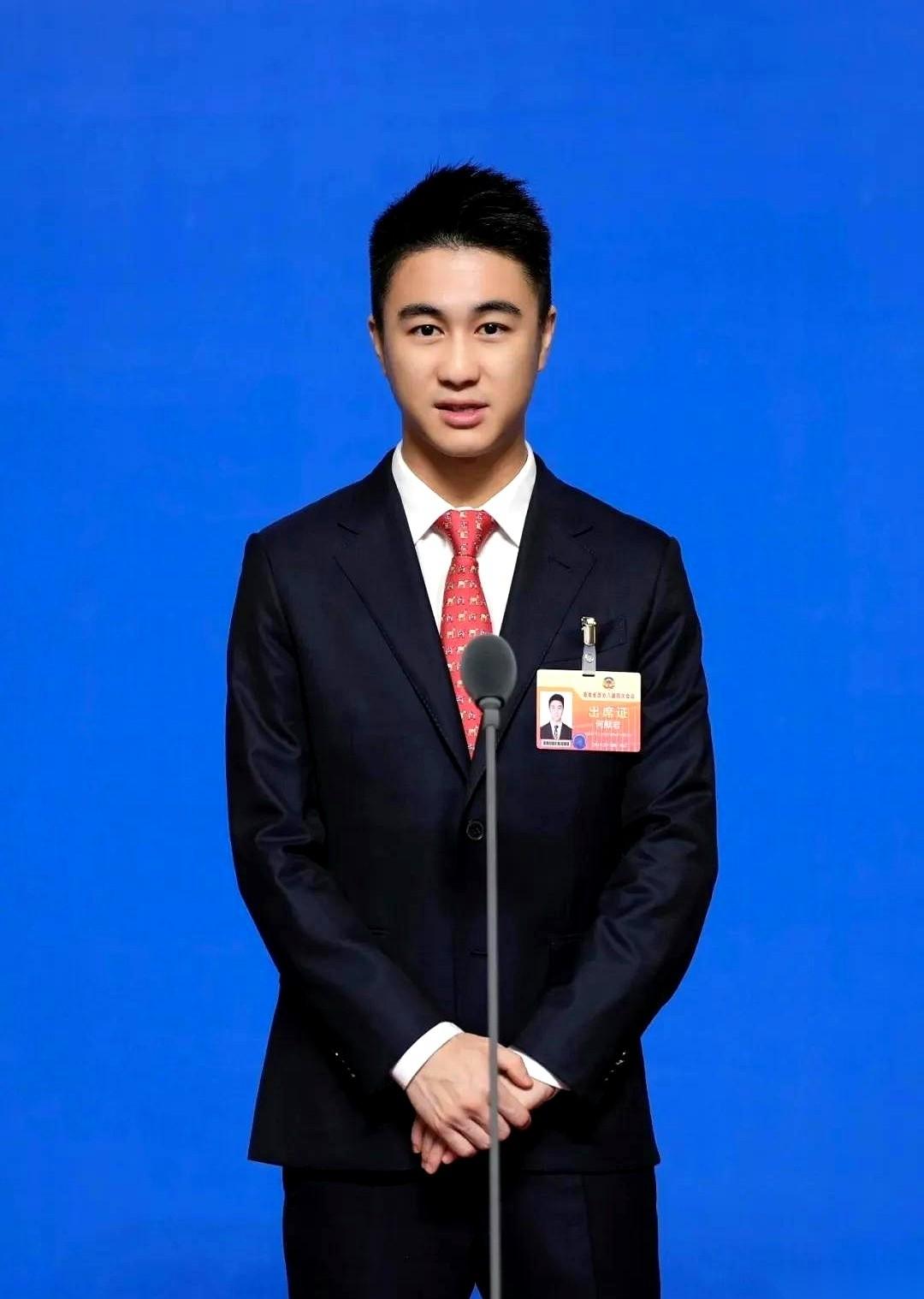 很多人对何猷君的印象，还停留在“赌王之子”、“最强大脑”、“电竞老板”。一转眼