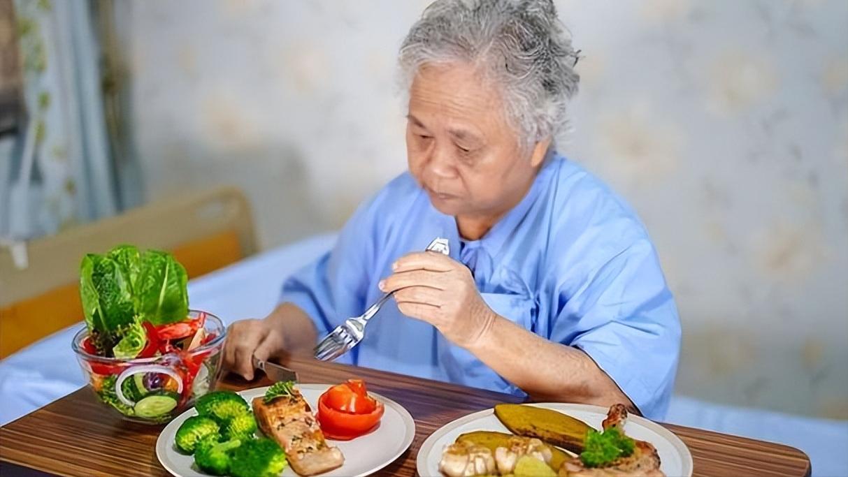 冠心病与吃饭有关？医生提醒：过了55岁，吃饭要避免这3个习惯 “人是铁，饭是