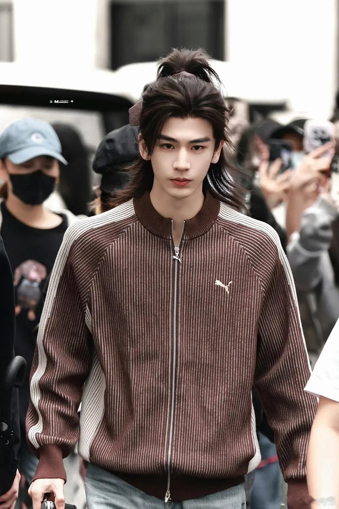 怎么好多张凌赫的同款都卖断货了，百丽鞋子，puma机车外套，商家到底会不会赚钱