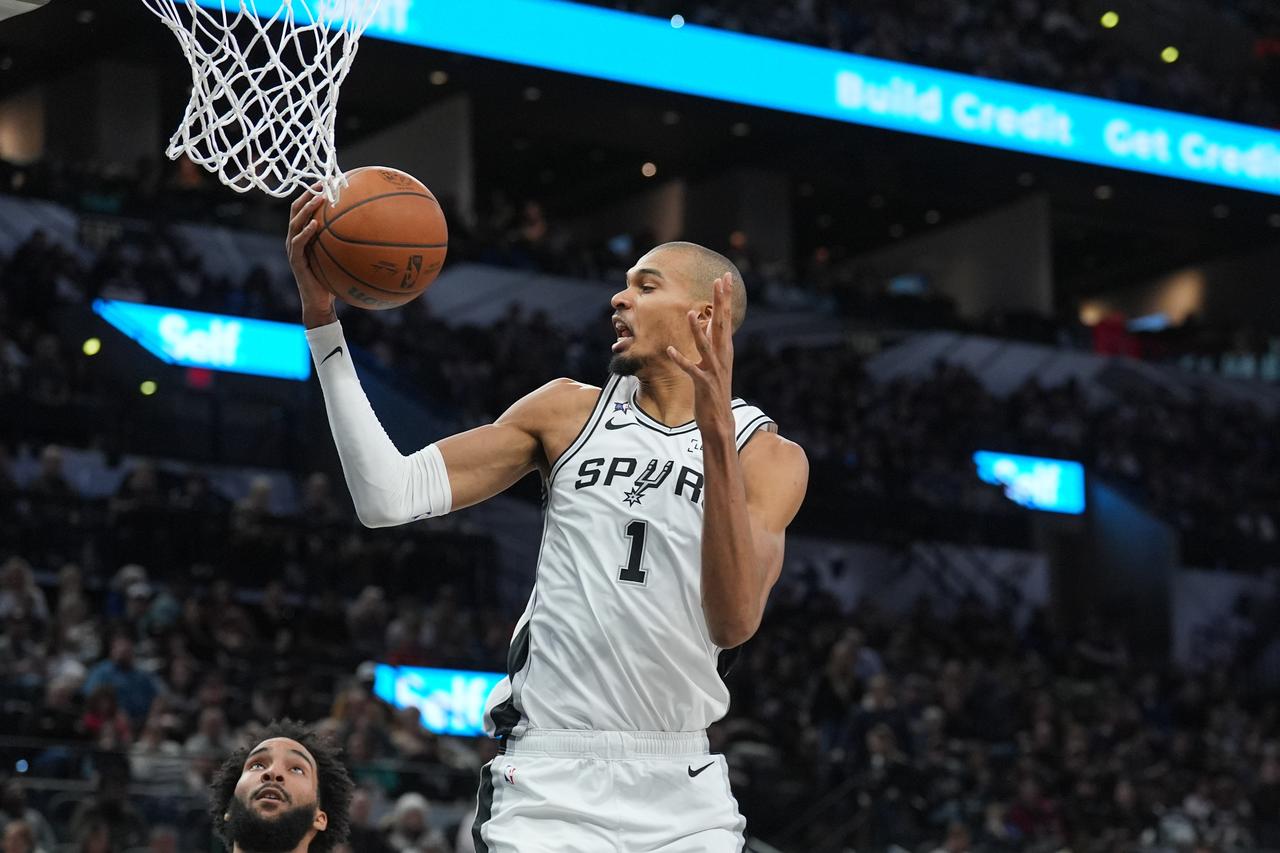 武僧文班亚马理发后功夫更上一层楼，费尔德说，他能达到乔丹、沙克、科比、勒布朗的级