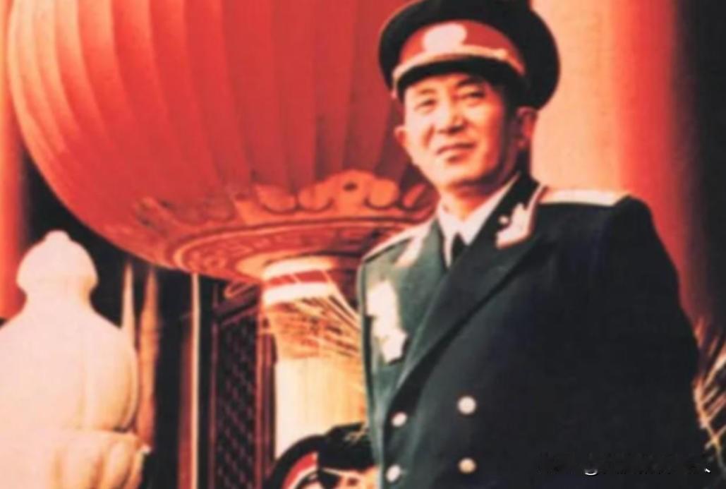 1966年3月18日，60岁的罗瑞卿将军从3楼纵身跳下，当场血流不止。消息传出，