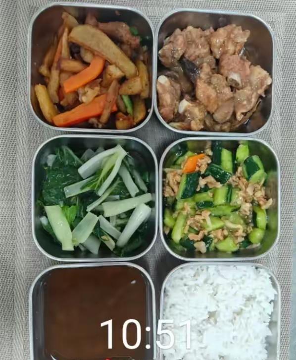 学生食堂的，大家猜猜这份餐多钱？