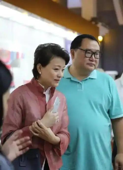 “你嫁给吴征，是因为钱吗？”这句争议，伴随杨澜、吴征的婚姻贯穿多年，也是九十年代