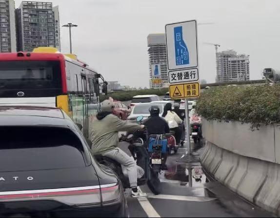 很多吐槽电鸡疯狂的司机，包括我自己在内，可能根本不知道，这个东西到底降低了广州多