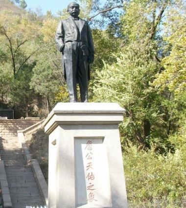 1982年，铁道部决定为詹天佑迁坟，未曾想，在挖开詹天佑墓的瞬间，竟看到棺木里流