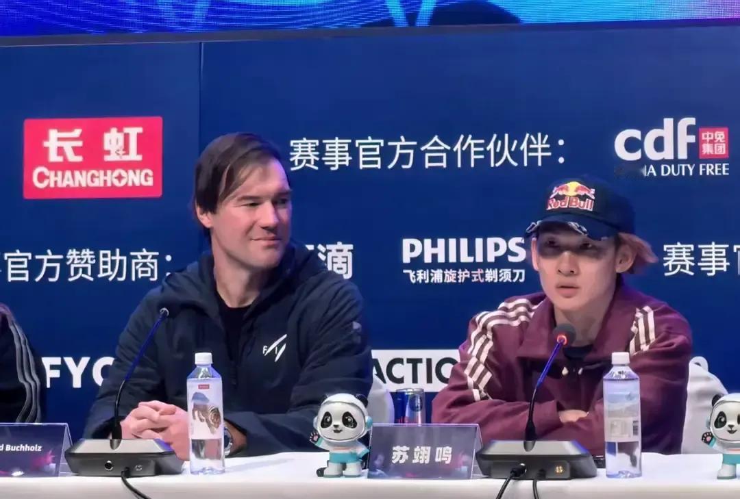 苏翊鸣在首钢园发布会上冲镜头喊话全红婵，说想带她上雪道体验飞起来的感觉。我盯着
