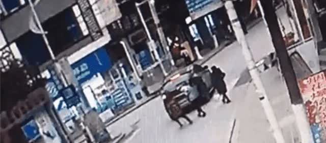 不听劝的人“死神”都拉不住。近日，在湖北黄石一红绿灯路口就发生一起让人看见了都觉