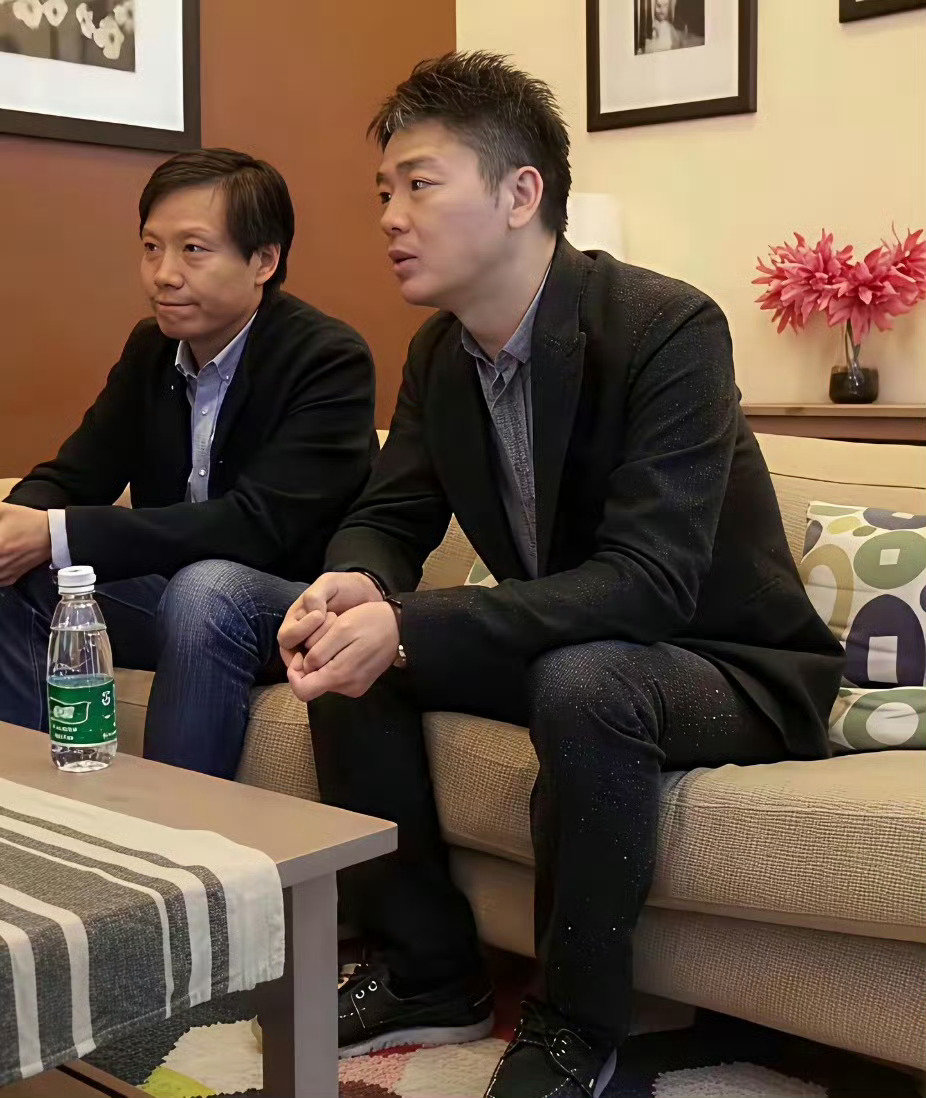 刘强东在富豪里真不算丑的，在同龄人里五官算标致了，只不过章泽天长得太漂亮了​​​​