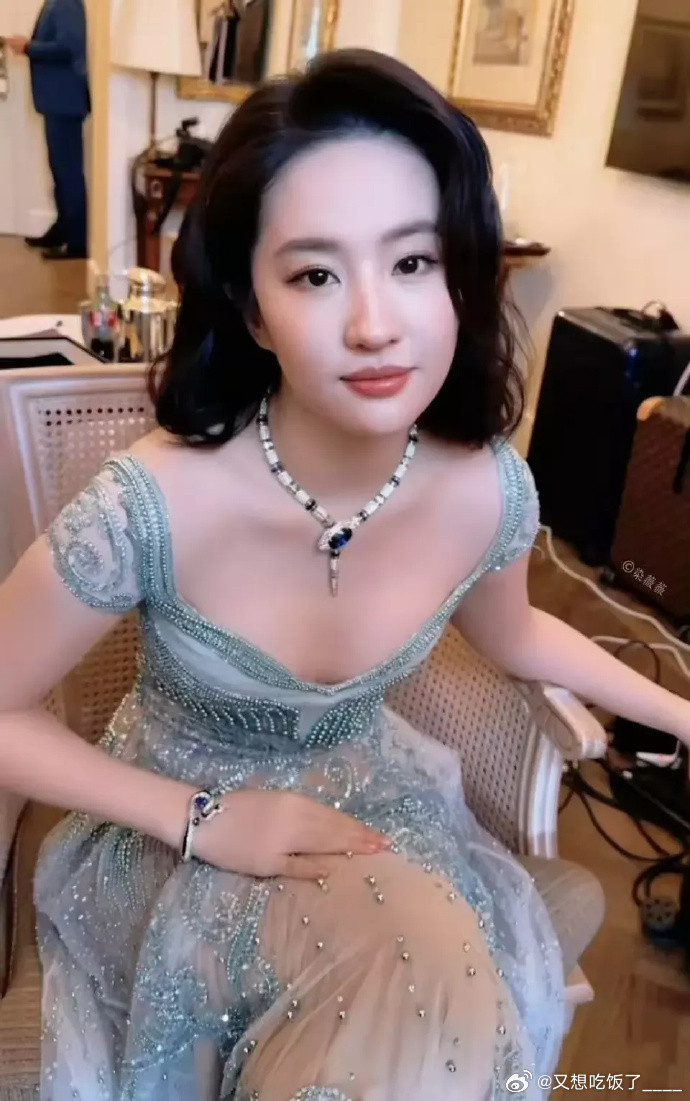 刘亦菲颜值即底气，宝格丽晚宴上艳压群芳，有这张脸，演技何须多言，咱普通人只能望尘