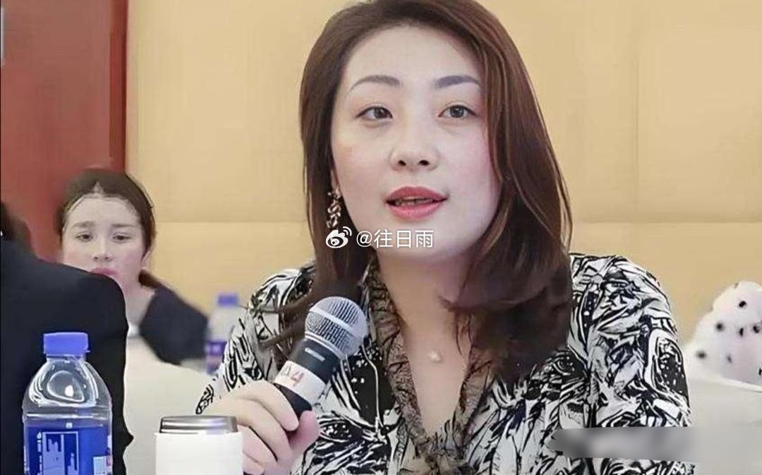 杜建英实在是没有其他选择了！起初，她和三个孩子并不想曝光于大众视野。虽然他们没有