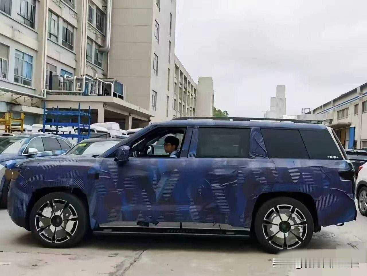 据说是方程豹钛9的伪装车钛9的工信部信息都还没有呢，伪装车都出来了