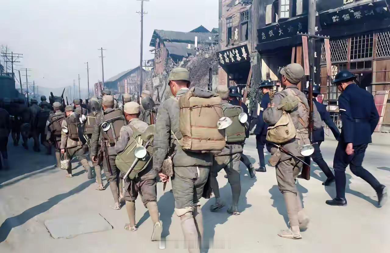 1941年，重庆。抗战时期“大后方”的生活日常。前方吃紧，后方紧吃。这是民国的“