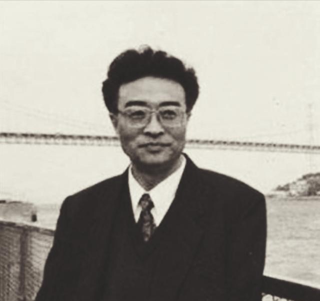 1965年，招生办老师查阅学生成绩时，看到：“考生刘铁骑的成绩可以报考清华，却只