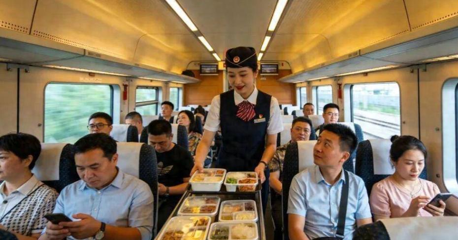 我上周坐高铁，从北京到上海。中午饭点，乘务员推着小车来回走了三趟，嘴里喊着“盒饭