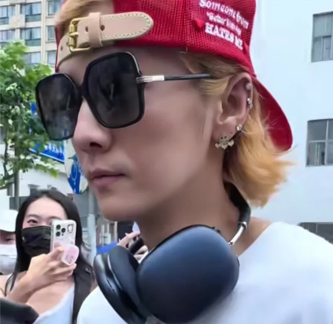 鹿晗嘬腮显老态，恋爱脑代价这么大？​连鹿晗都要吃感情的苦[哭哭]