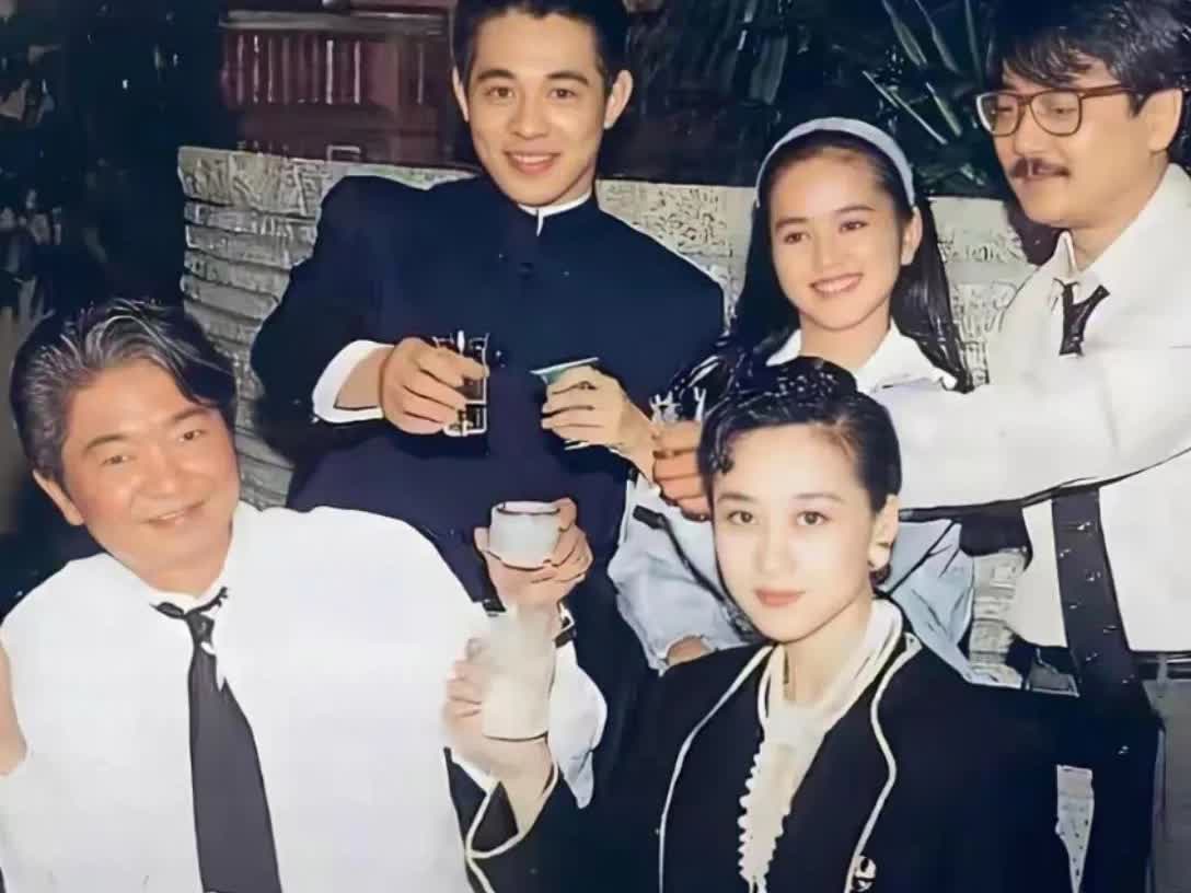 瞧，利智当年是多么仙风神韵，这殿堂级气场碾压群星，就连李连杰都得站后面呀！