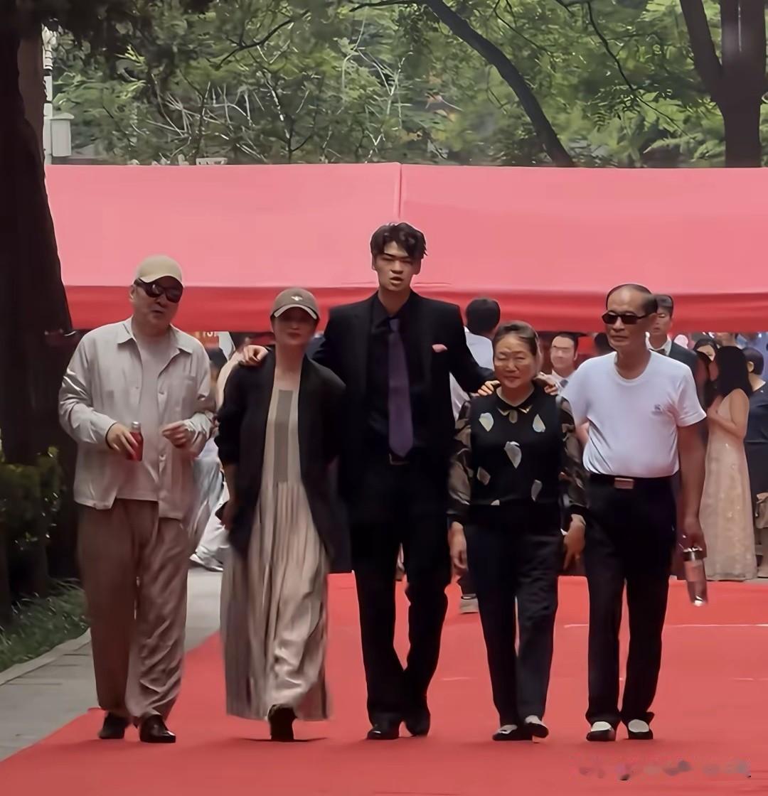 190cm学霸星二代！陈建斌蒋勤勤儿子被加州伯克利录取。6月18日，演员蒋勤勤