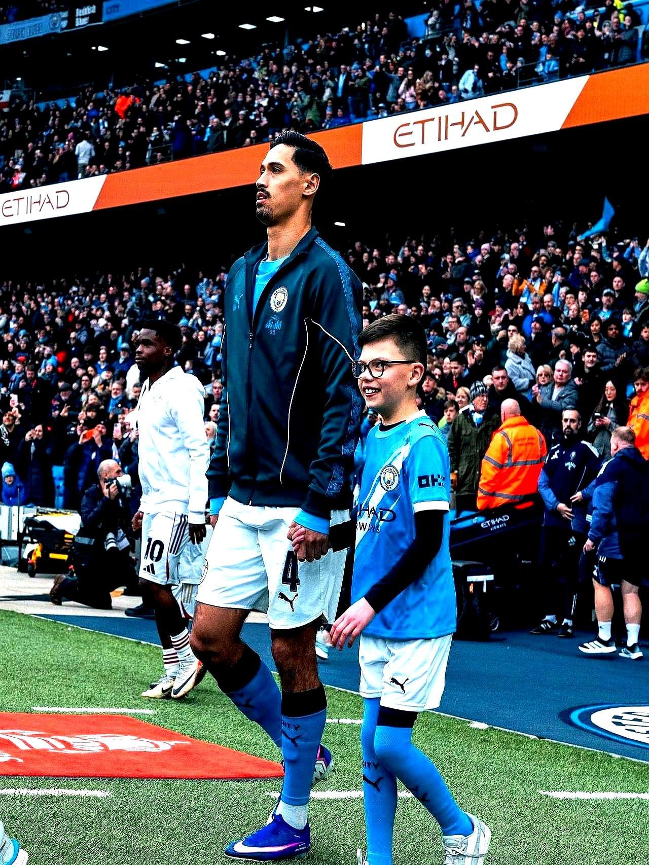 同踢纽卡，曼城5500万新援赖因德斯一月表现判若两人。2月联赛杯半决赛他首