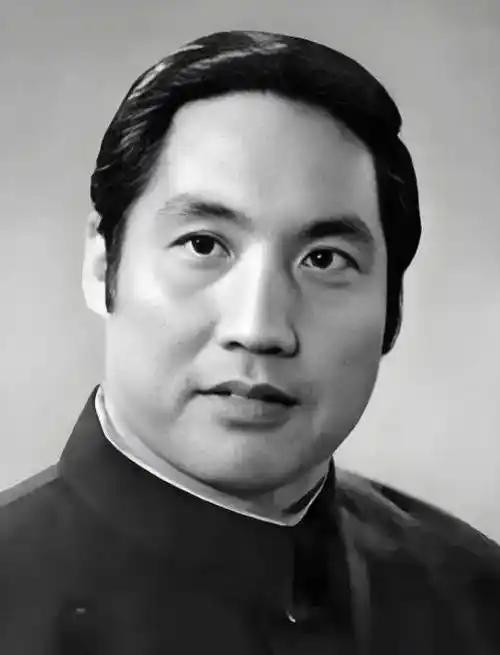 1977年，曾因饰演《红灯记》李玉和红遍全国的钱浩梁，被撤销党内外一切职