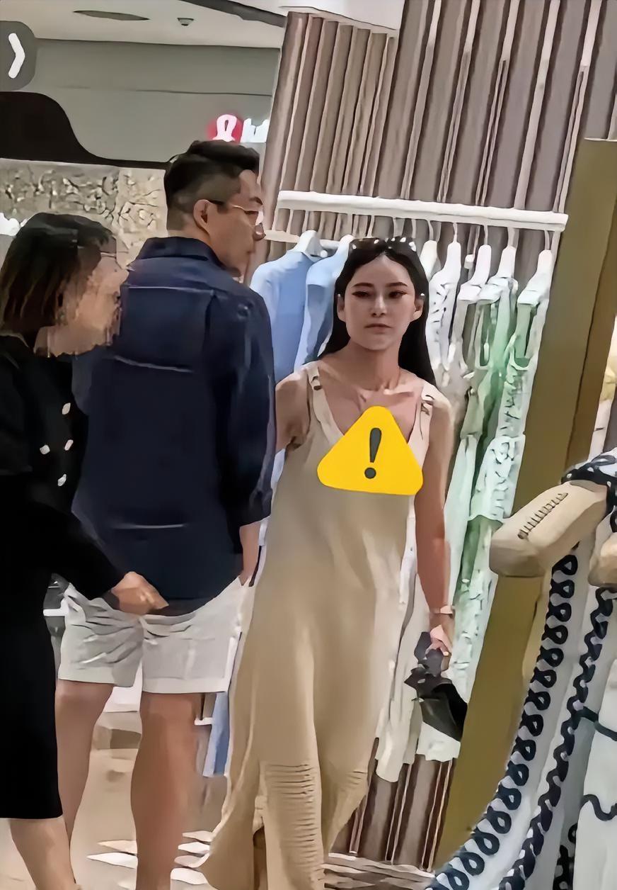 逛街偶遇汪小菲和马筱梅，汪小菲永远是霸道总裁的装扮，短裤加长袖，气质儒雅。马筱梅