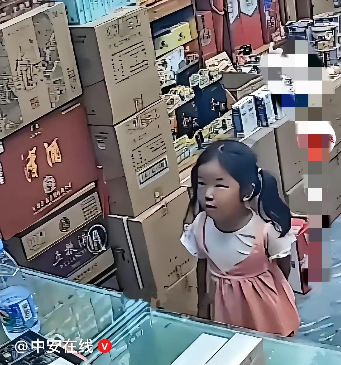 4岁女孩怯生生走进超市，一句“我痒”让老板娘当场落泪，接下来一幕看哭千万网友？