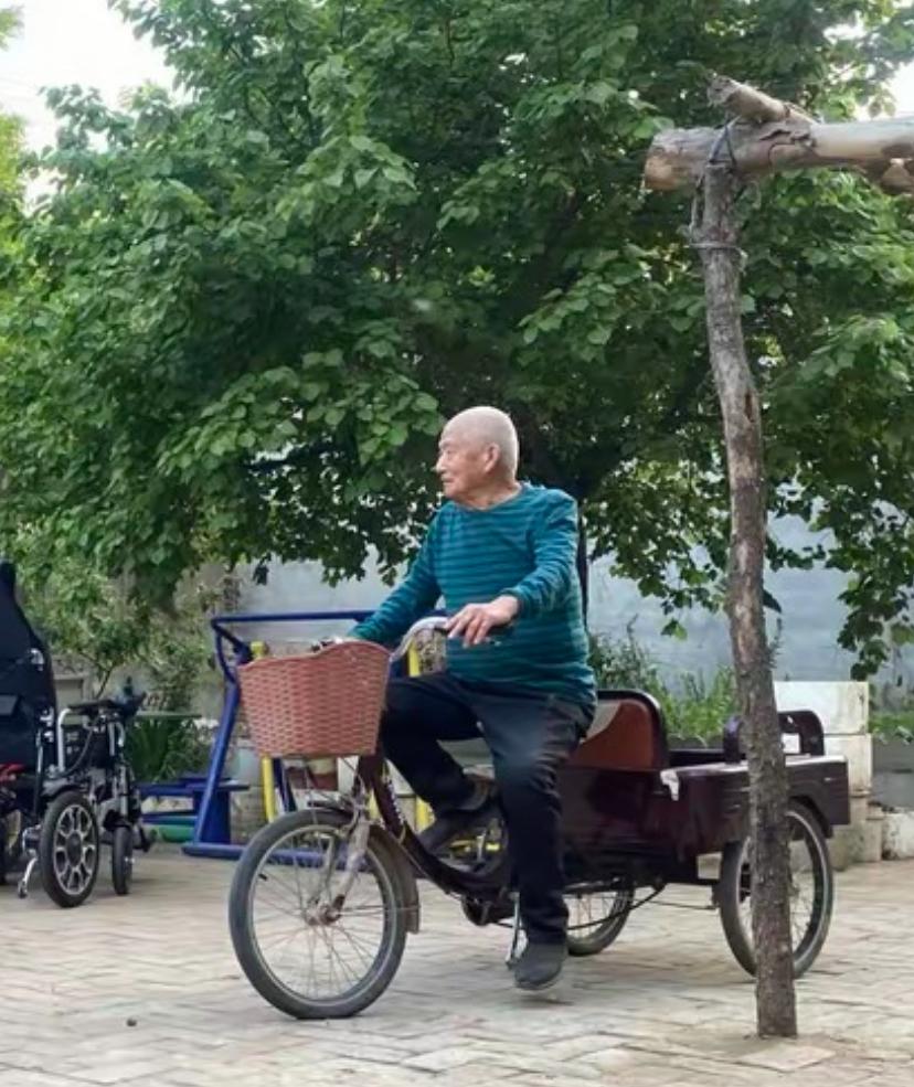 说说长寿健康的秘诀我父亲90多岁岁了，每天早上起来锻炼身体。他能骑着三