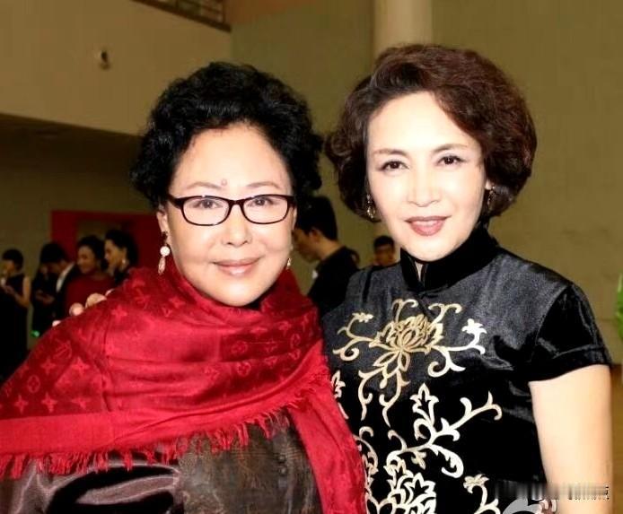 两位八十年代当红影星，左边斯琴高娃是八一厂的当家花旦；右边宋晓英是长影厂的当家花