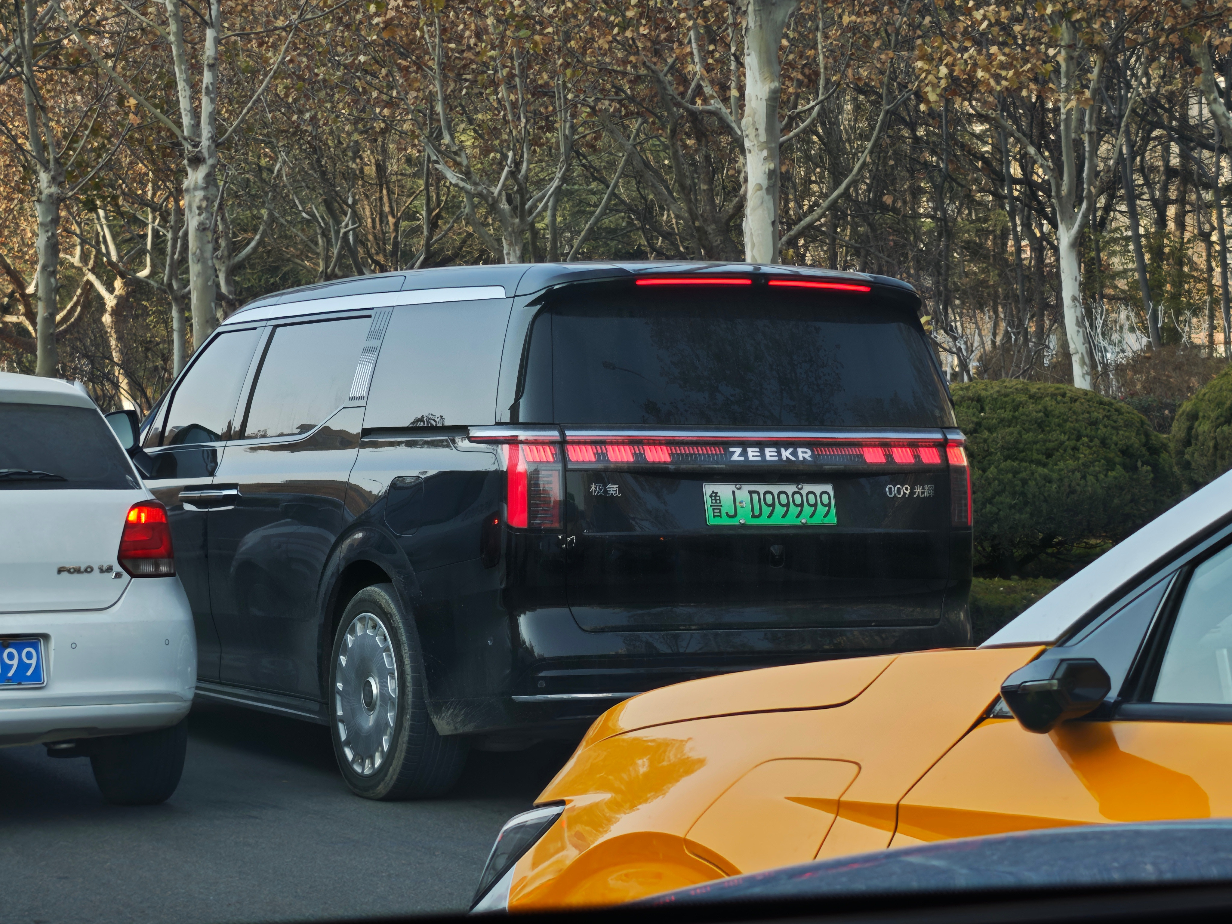 车帅，牌照更帅，两个加在一起帅的没边儿了～极氪009