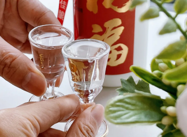 白酒越放越珍贵? 酒厂师傅透露: 有2种酒, 囤得再久也没用!