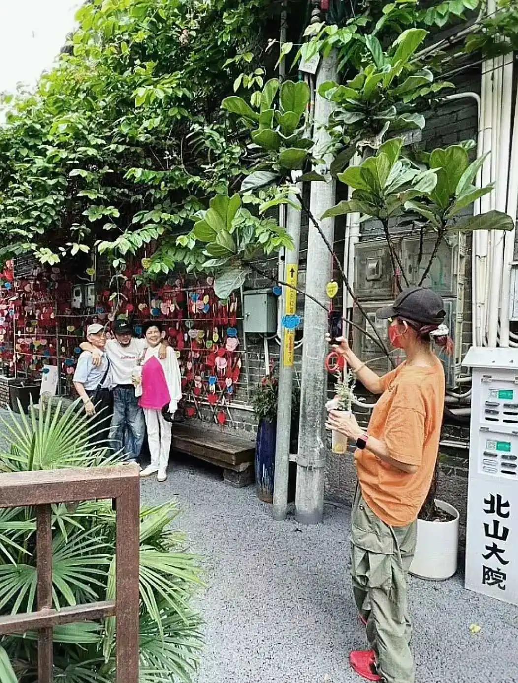 蔡少芬与老公张晋带长辈到珠海旅游，夫妻俩勾肩搭背，看着好甜蜜