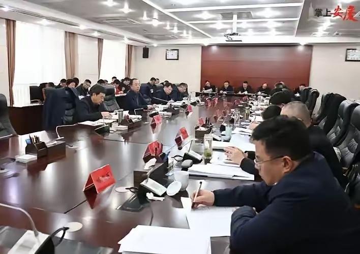 如今的会议再也没有了热烈的讨论​​​​​​如今的会议基本都一个模式:主要领导主