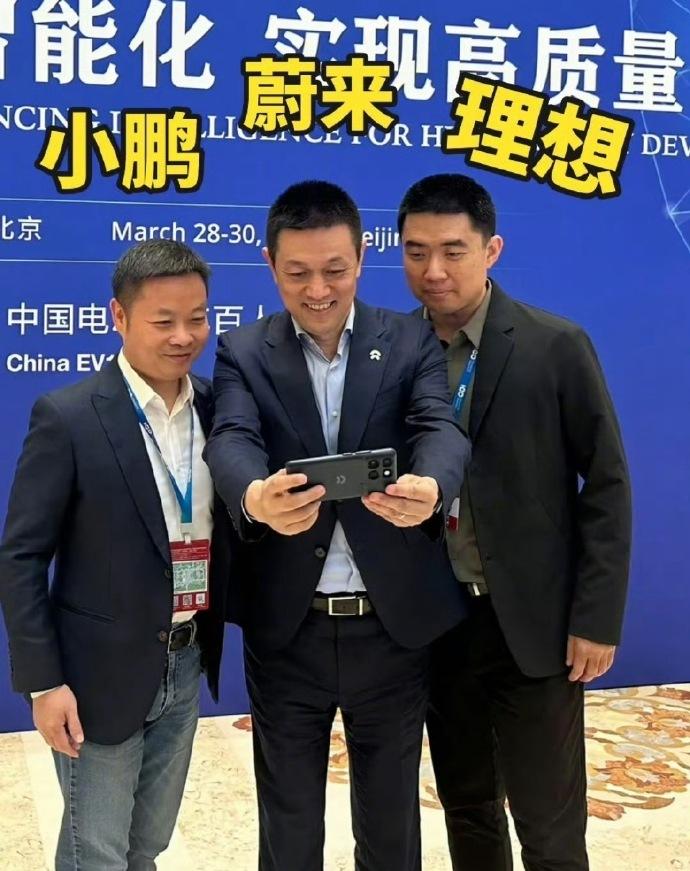 小米汽车发展太迅猛了，2024年营收为328亿元，2025年营收便猛增到惊人的1