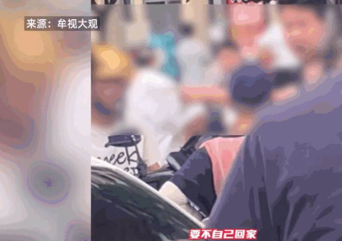 “大快人心！”7月3日，四川，一外卖员在送餐时，前方突然出现一个乱跑的小孩子，外