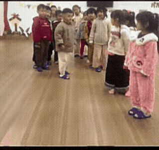 幼儿园组织这样的游戏，感觉不是很妥。