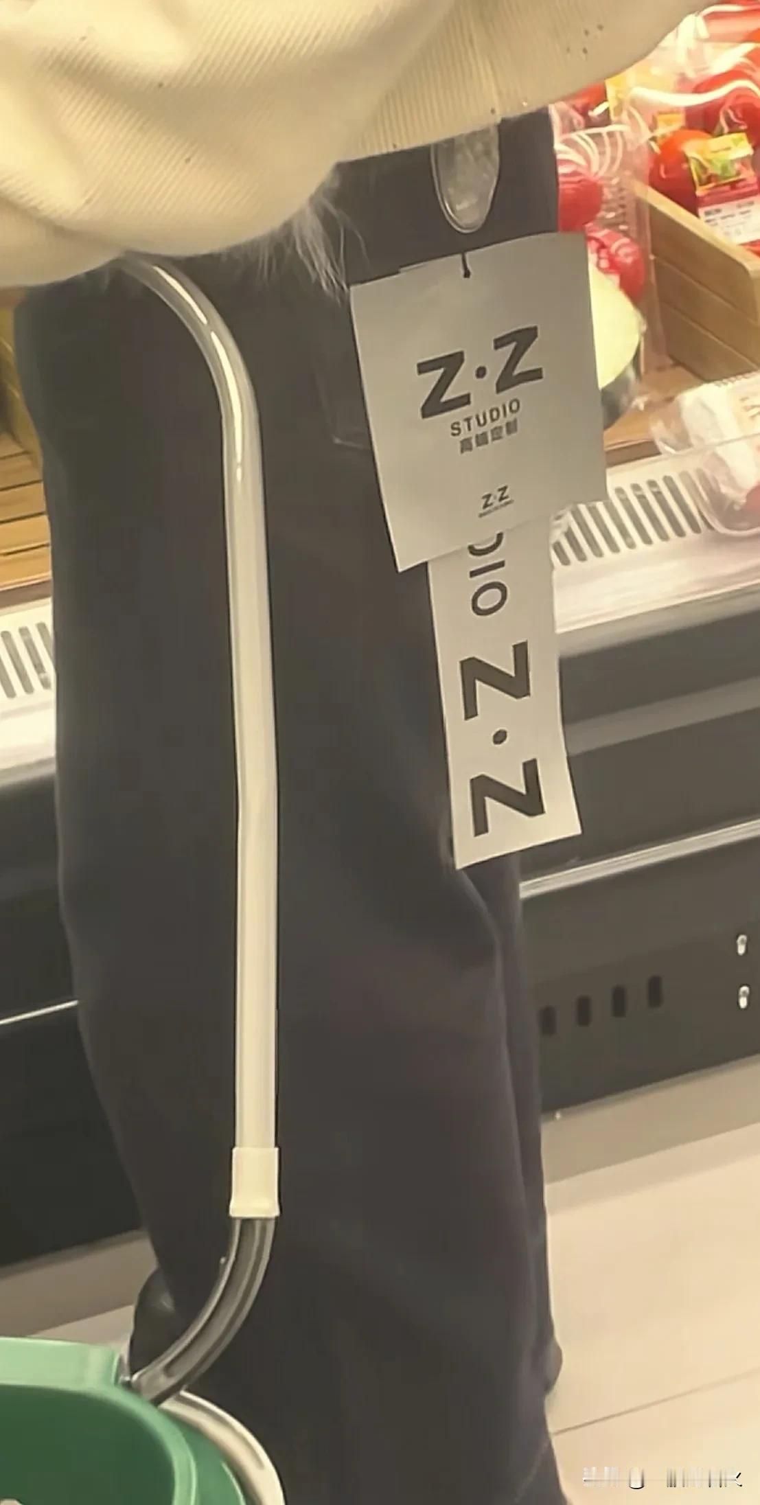 这些白嫖党真的是无所不用其极！前两天，在福建的一家超市里，一个20来岁的女生