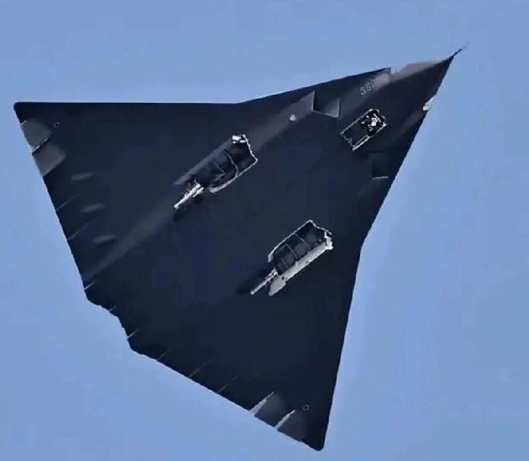 【中国军工迭代为啥这么快？六代机新样机试飞！】最近“歼36”六代机二架样机亮相