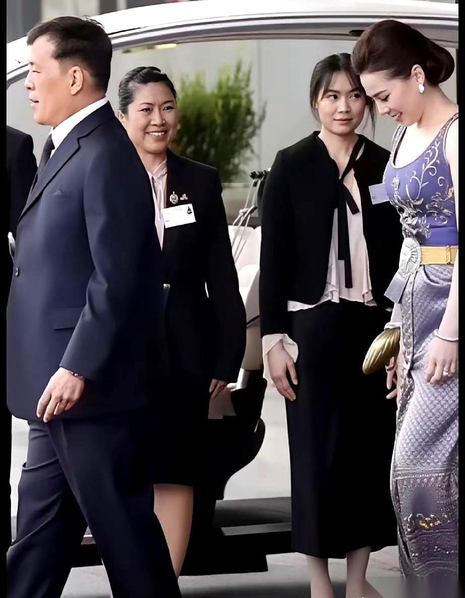 每次看泰王出行的画面，我都不先看主角，先看保镖。个个像从模具里刻出来的，脊梁挺