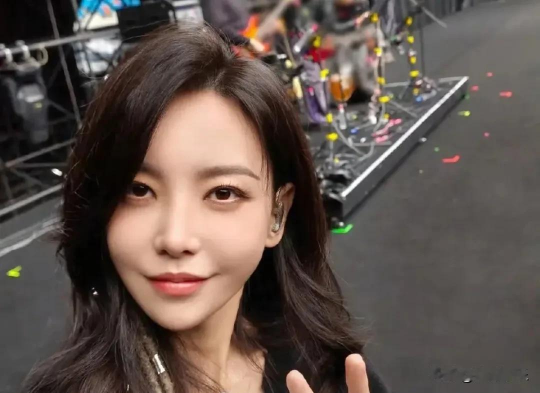 于文文昨晚贵州商演真吓人，唱着歌突然就晕倒了。当时天冷得只有2度，她还穿着露肩礼