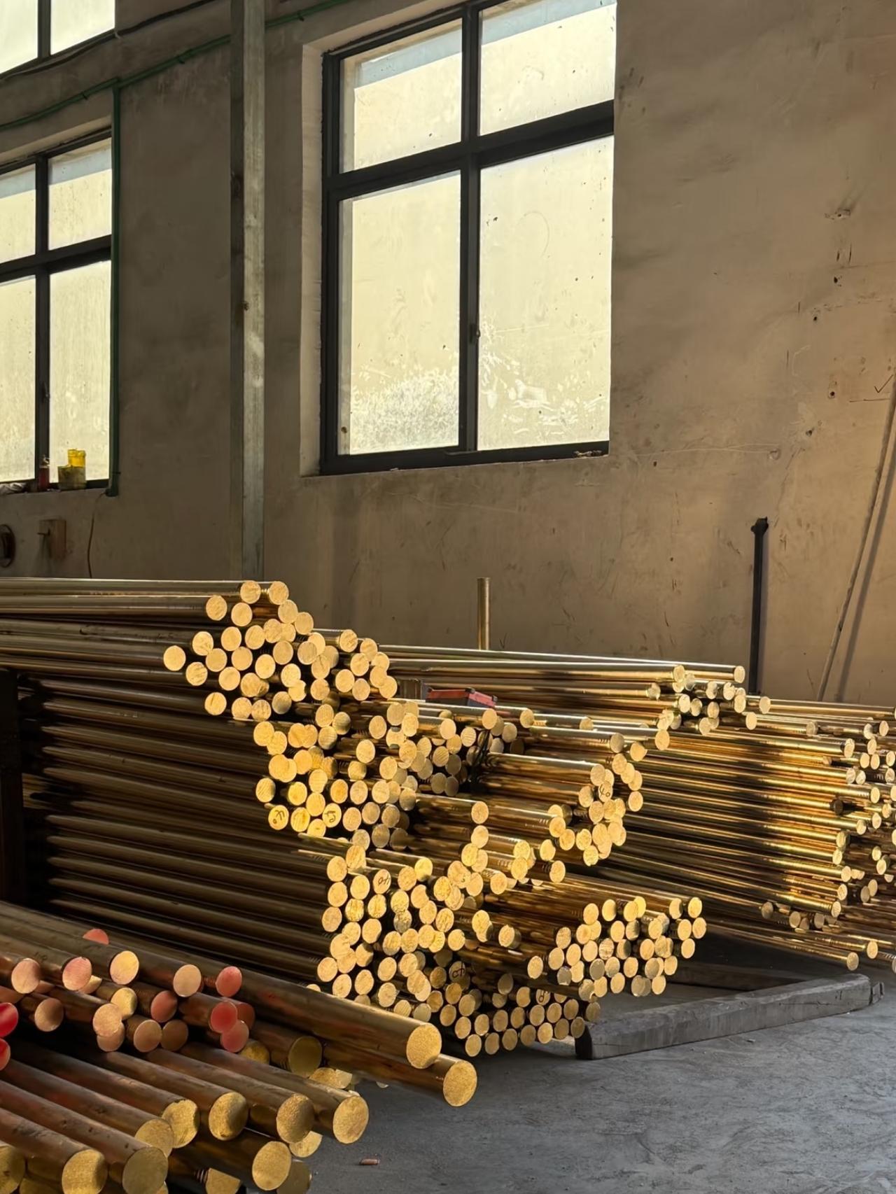 铜价飙到一吨八万块浙江有位老板直接把厂子停了，全厂放假！你没听错，是关了，停