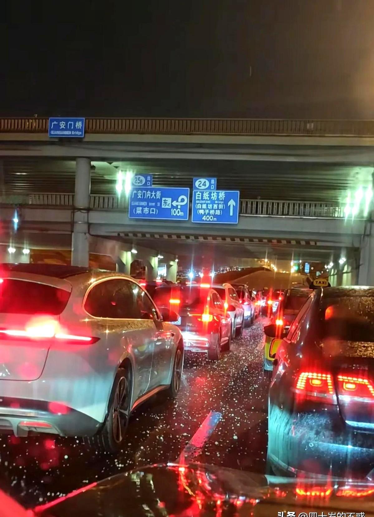 北京冰雹天桥下躲雨车辆不同排车主内心活动：第一排车主攥着方向盘的手心直冒汗，雨