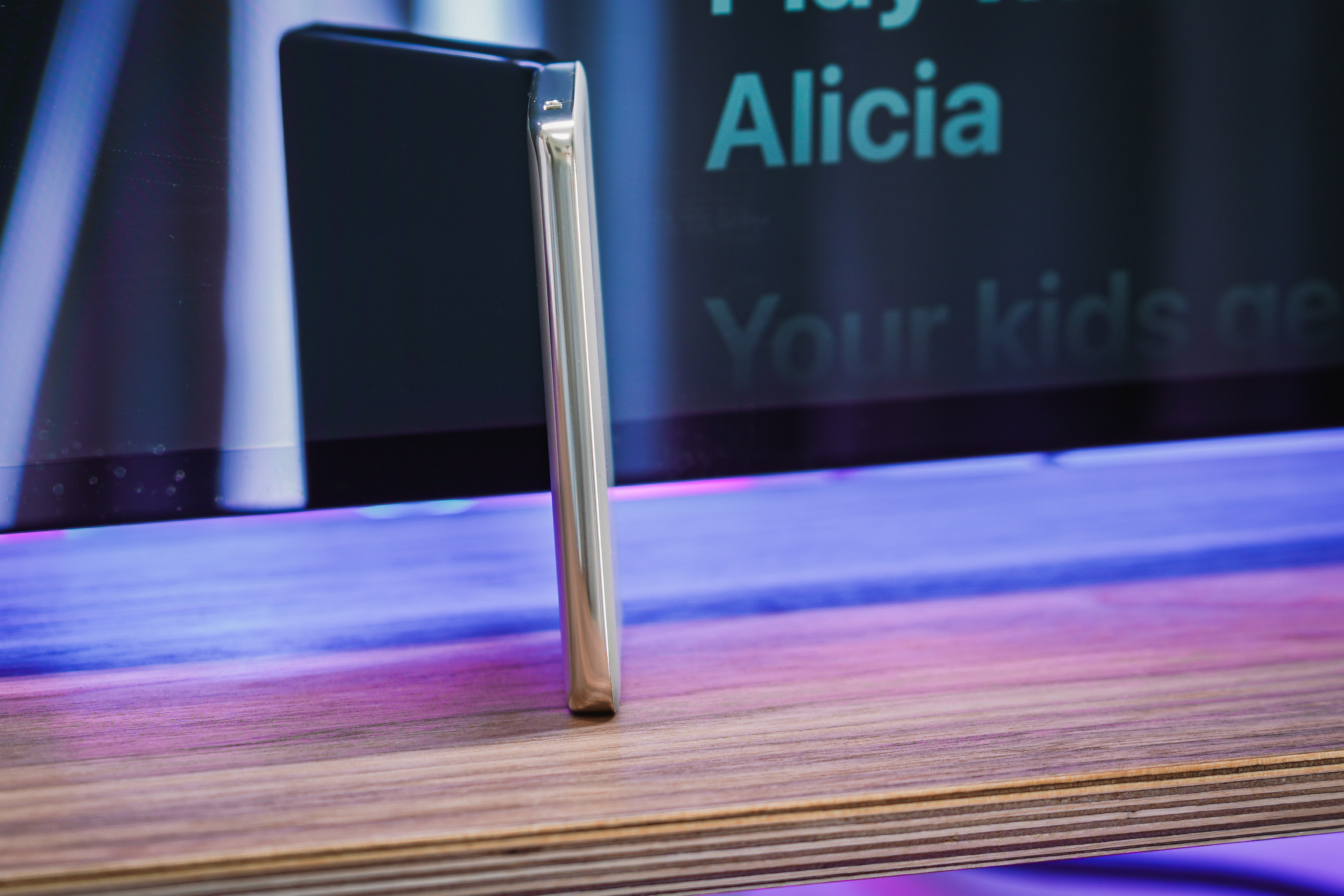 加赏卡片磁吸充电宝还得看PicoGo这款5000mAh磁吸无线充电宝无论从