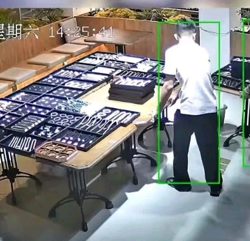 江苏苏州一玉器店出大事啦！员工小伙拉桌子时，一盘近50个和田玉镯掉地上全碎了，店