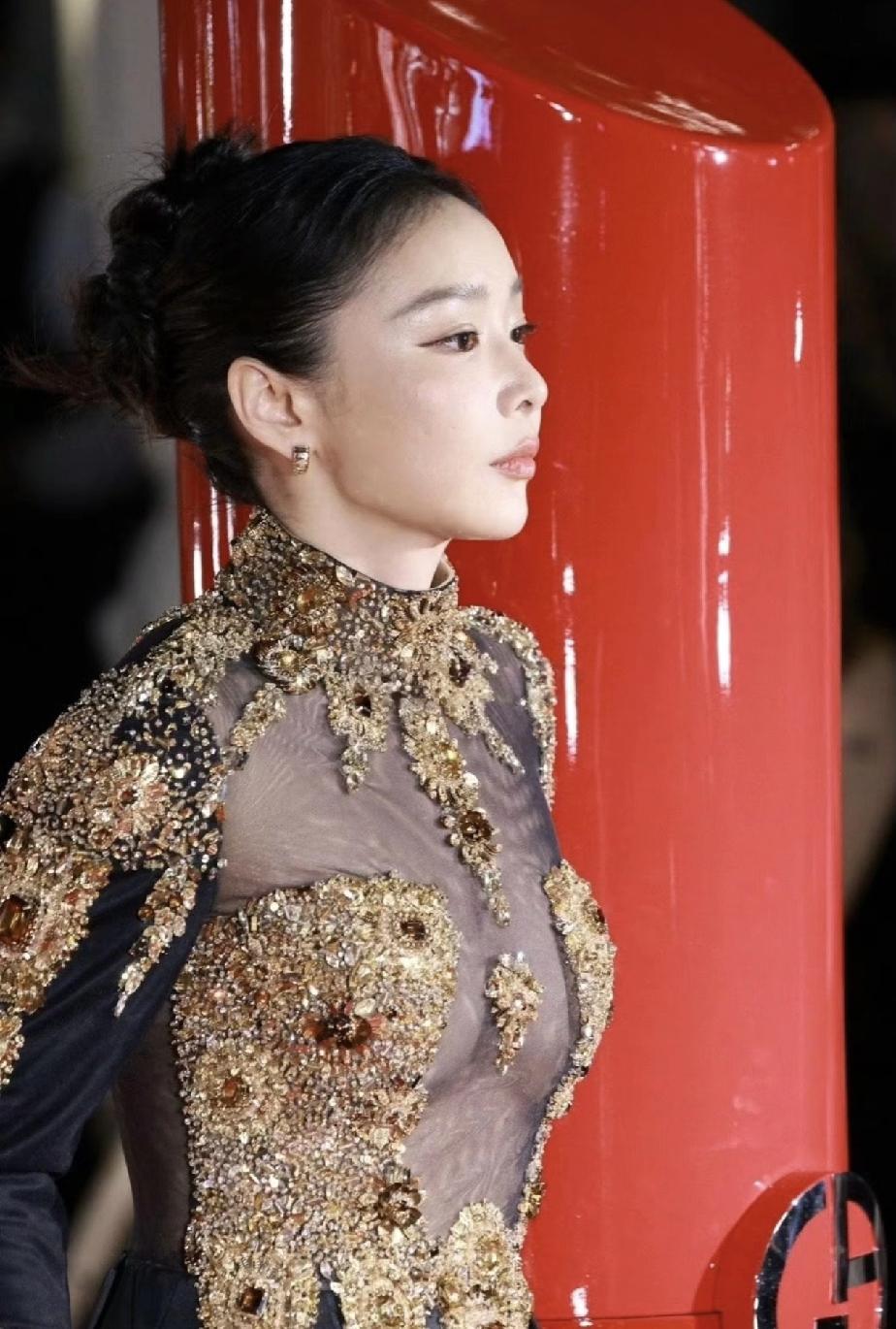 终于明白这件礼服为啥被吐槽了，主要是因为真空上阵，如果再加件内衣就好了，现