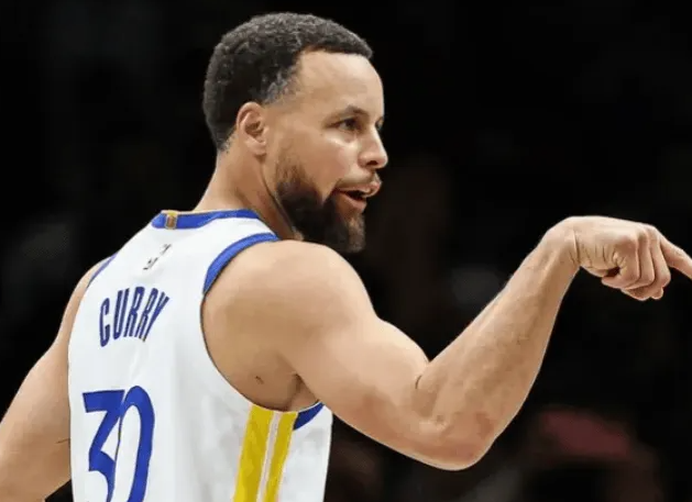 NBA常规赛，勇士120-107战胜篮网。勇士球员斯蒂芬-库里本场比赛首发出战