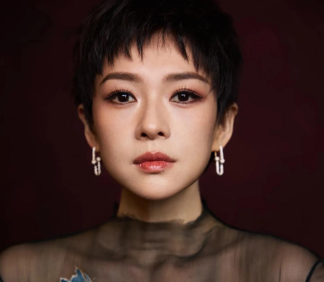 章子怡！你太糊涂！昨天刚夸人家赵丽颖短发帅气西琳今天去参加上海电影节红毯的时