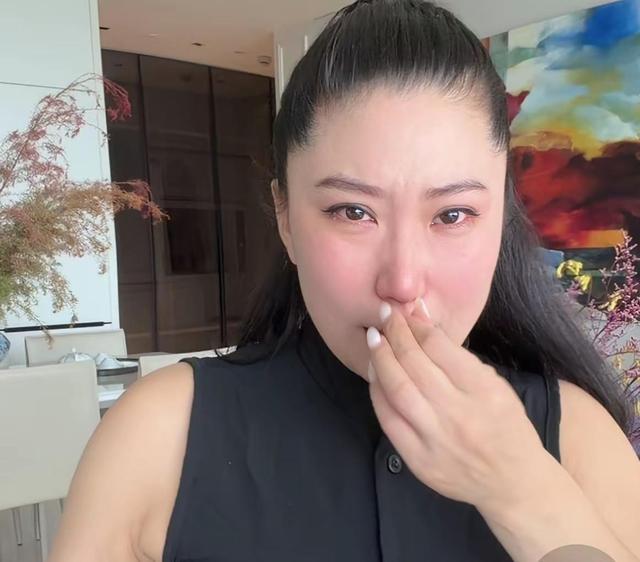 谢霆锋爷俩还真的都是痴情种，谢贤去世，CoCo直播间哭的不能自已，她说这辈子真忘
