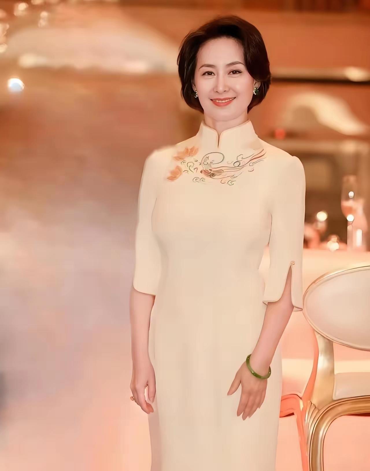 何超琼的这句话，能警醒多少世人！京东老板娘章泽天采访何超琼女士的时候，何女士说