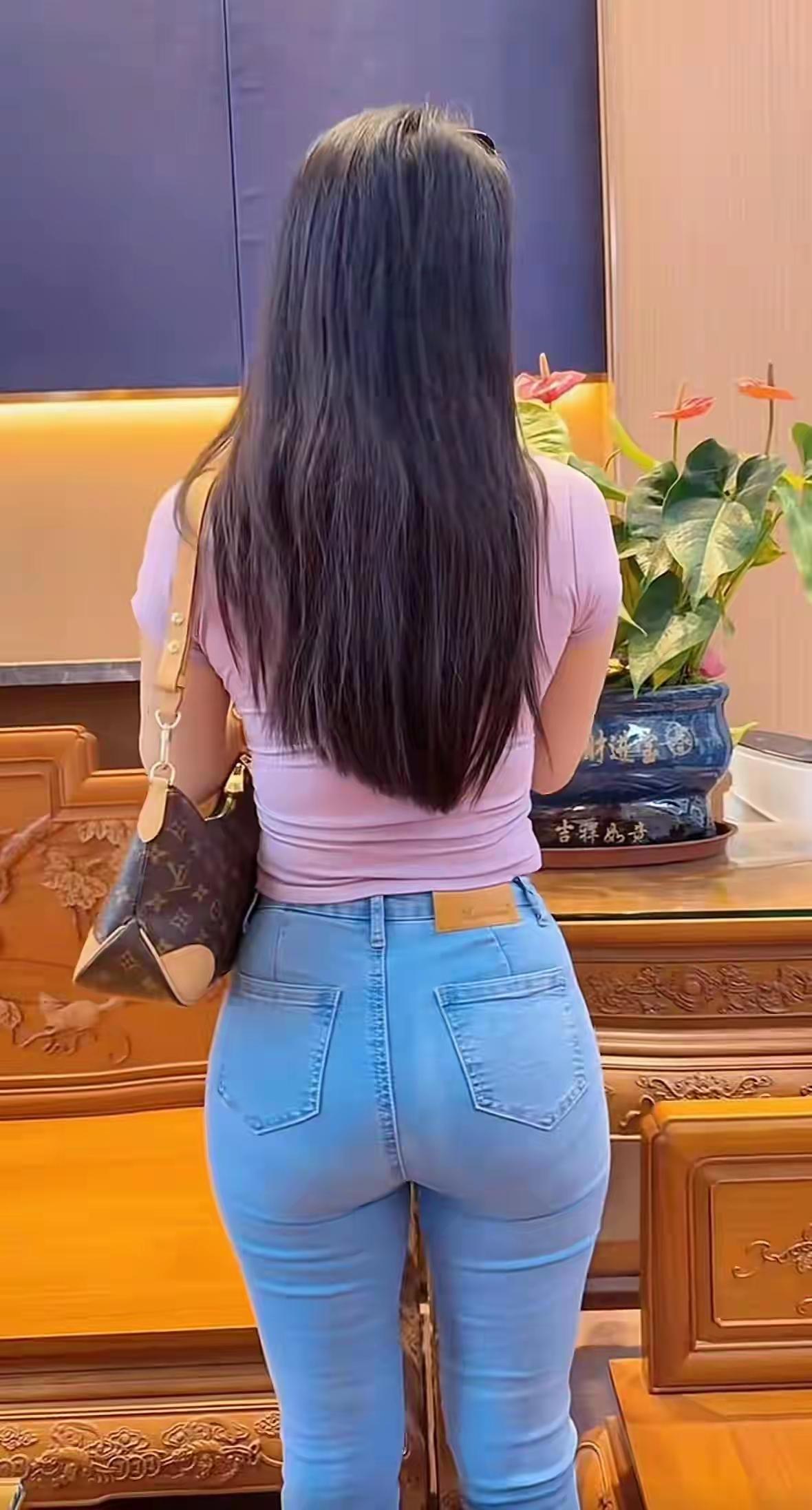 时尚穿搭指南：粉色上衣+蓝色牛仔裤，搭配精致手袋，尽显优雅气质！